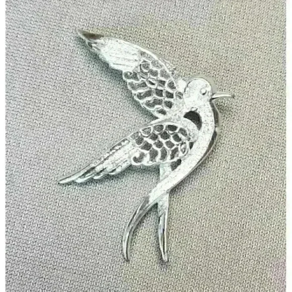 Vintage Sarah Coventry Bird Dove Silver-tone Brooch Pin Textured Filigree Wings - Picture 1 of 3